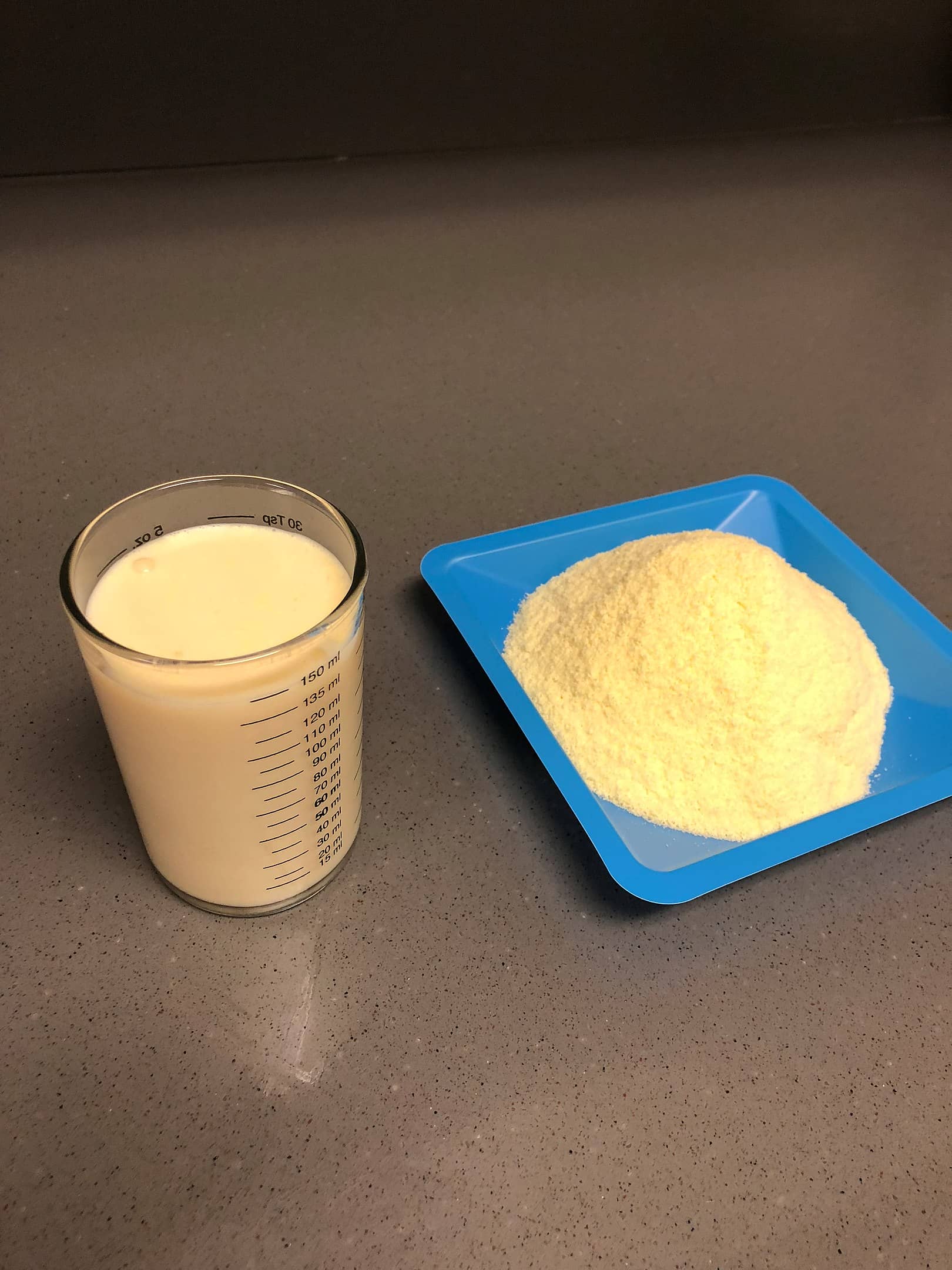 Карликовая коза, жидкое и сухое молозиво